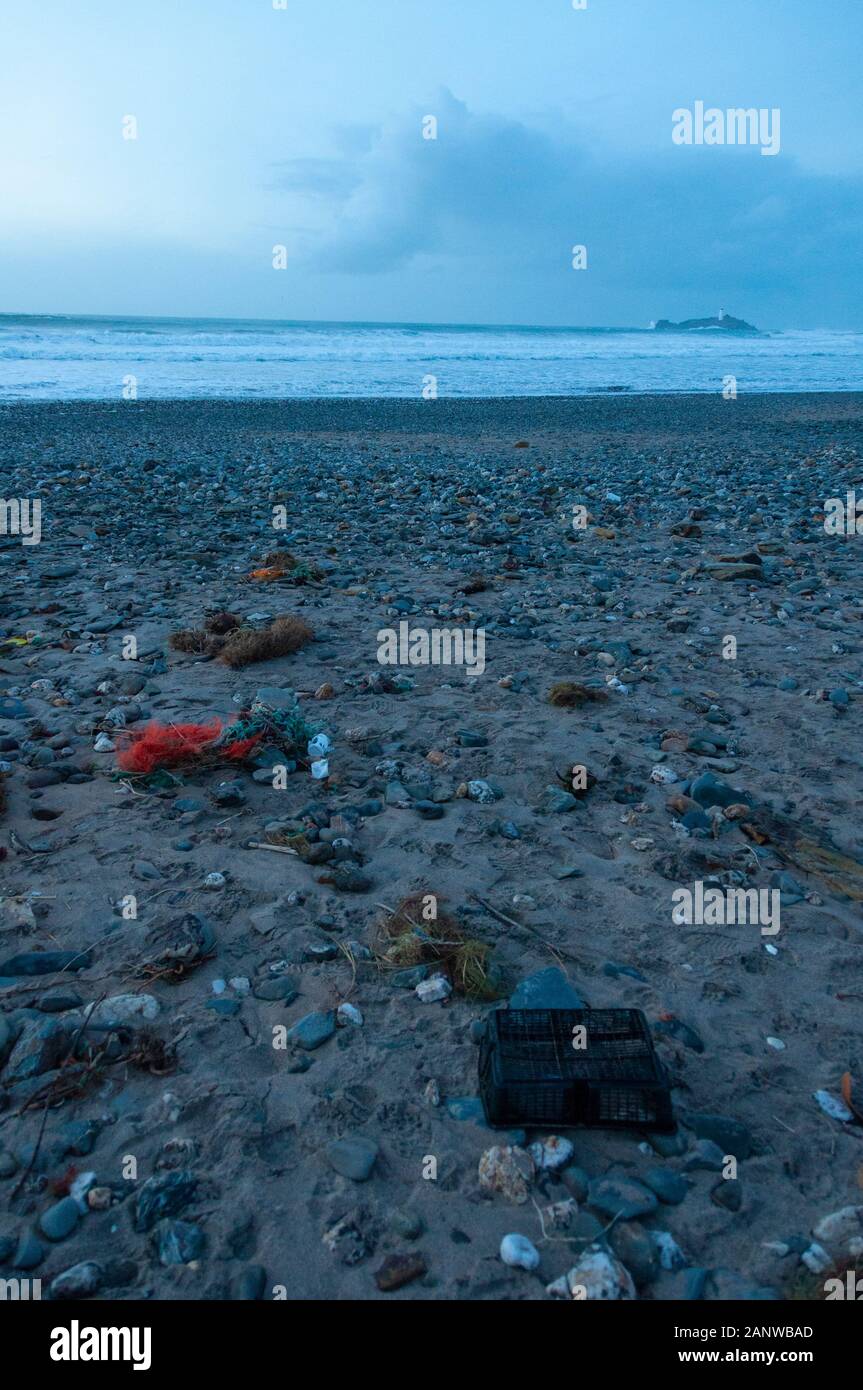 Plastikmüll inmitten einer Küstenlandschaft an der Nordküste von Cornwall England UK Stockfoto