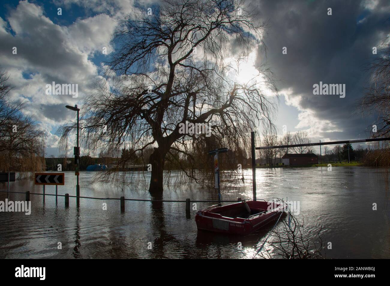 CHERTSEY, Großbritannien - 20 May 2014 - schwere Überschwemmungen nach der Themse burst es Banken im Oberlauf in der Nähe von Chertsey Surrey England Großbritannien Stockfoto