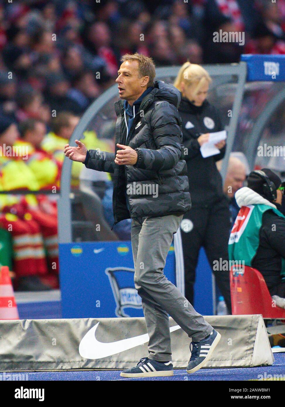 Fußball Berlin-münchen, Berlin, 19 Jan, 2020. Jürgen Klinsmann, Hertha headcoach, Team Manager, Hertha BSC Berlin - FC BAYERN MÜNCHEN - DFL-Bestimmungen verbieten die Verwendung von Fotografien als BILDSEQUENZEN und/oder quasi-VIDEO - 1. Deutsche Fussball Liga, Berlin, 19. Januar 2020. Saison 2019/2020, Spieltag 18, © Peter Schatz/Alamy leben Nachrichten Stockfoto