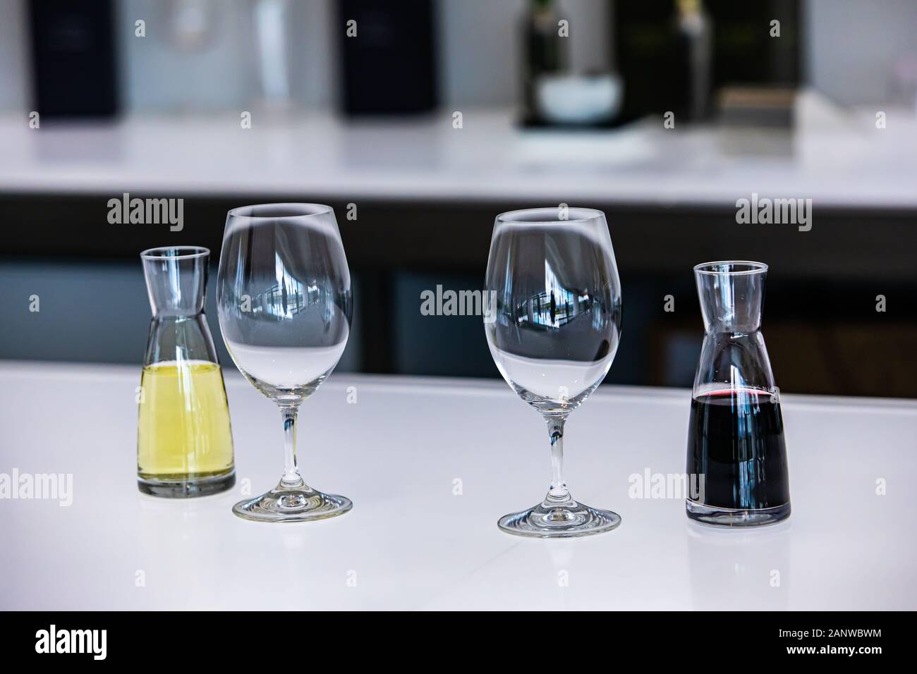Zwei kleine Karaffe oder mini Flaschen mit roter Neben Weißweinen und leere Gläser, Weinprobe stemware port Dekanter Zubehör Stockfoto