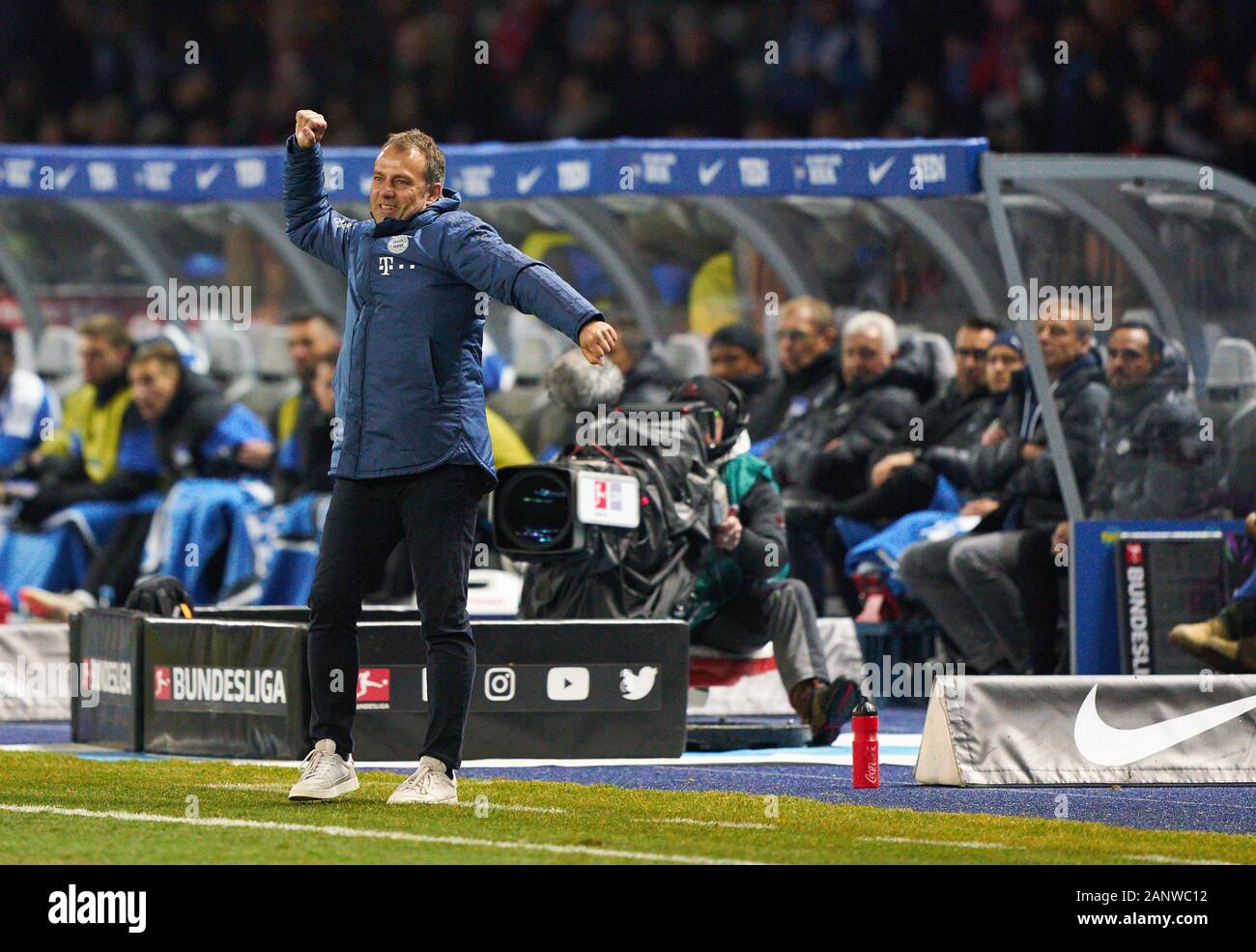 Fußball Berlin-münchen, Berlin, 19 Jan, 2020. headcoach Hansi FLICK (FCB), Team Manager, Trainer, feiert 0-4 Ziel, Freude, Lachen, feiern, Jürgen Klinsmann, Hertha headcoach, Team Manager, Hintergrund Hertha BSC Berlin - FC BAYERN MÜNCHEN - DFL-Bestimmungen verbieten die Verwendung von Fotografien als BILDSEQUENZEN und/oder quasi-VIDEO - 1. Deutsche Fussball Liga, Berlin, 19. Januar 2020. Saison 2019/2020, Spieltag 18, © Peter Schatz/Alamy leben Nachrichten Stockfoto