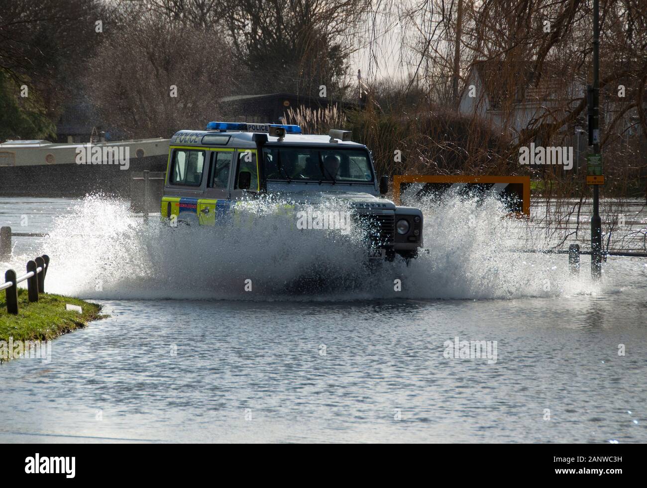 CHERTSEY, Großbritannien - 20 May 2014 - schwere Überschwemmungen nach der Themse burst es Banken im Oberlauf in der Nähe von Chertsey Surrey England Großbritannien Stockfoto