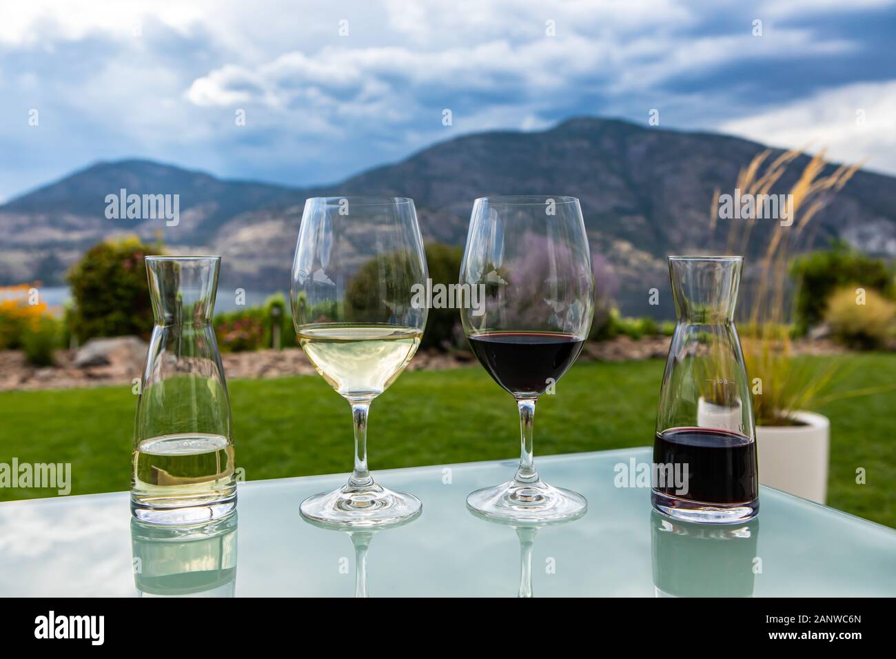 Mini Dekanter und Weingläser gefüllt mit roten und weißen Weinen selektiven Fokus, kanadischen Okanagan Lake Valley Region, British Columbia, BC Kanada Stockfoto