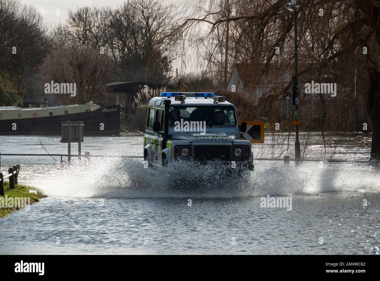 CHERTSEY, Großbritannien - 20 May 2014 - schwere Überschwemmungen nach der Themse burst es Banken im Oberlauf in der Nähe von Chertsey Surrey England Großbritannien Stockfoto