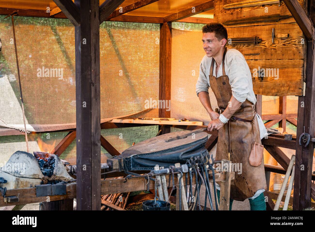 Mittelalterlicher blasebalg Fotos und Bildmaterial in hoher Auflösung