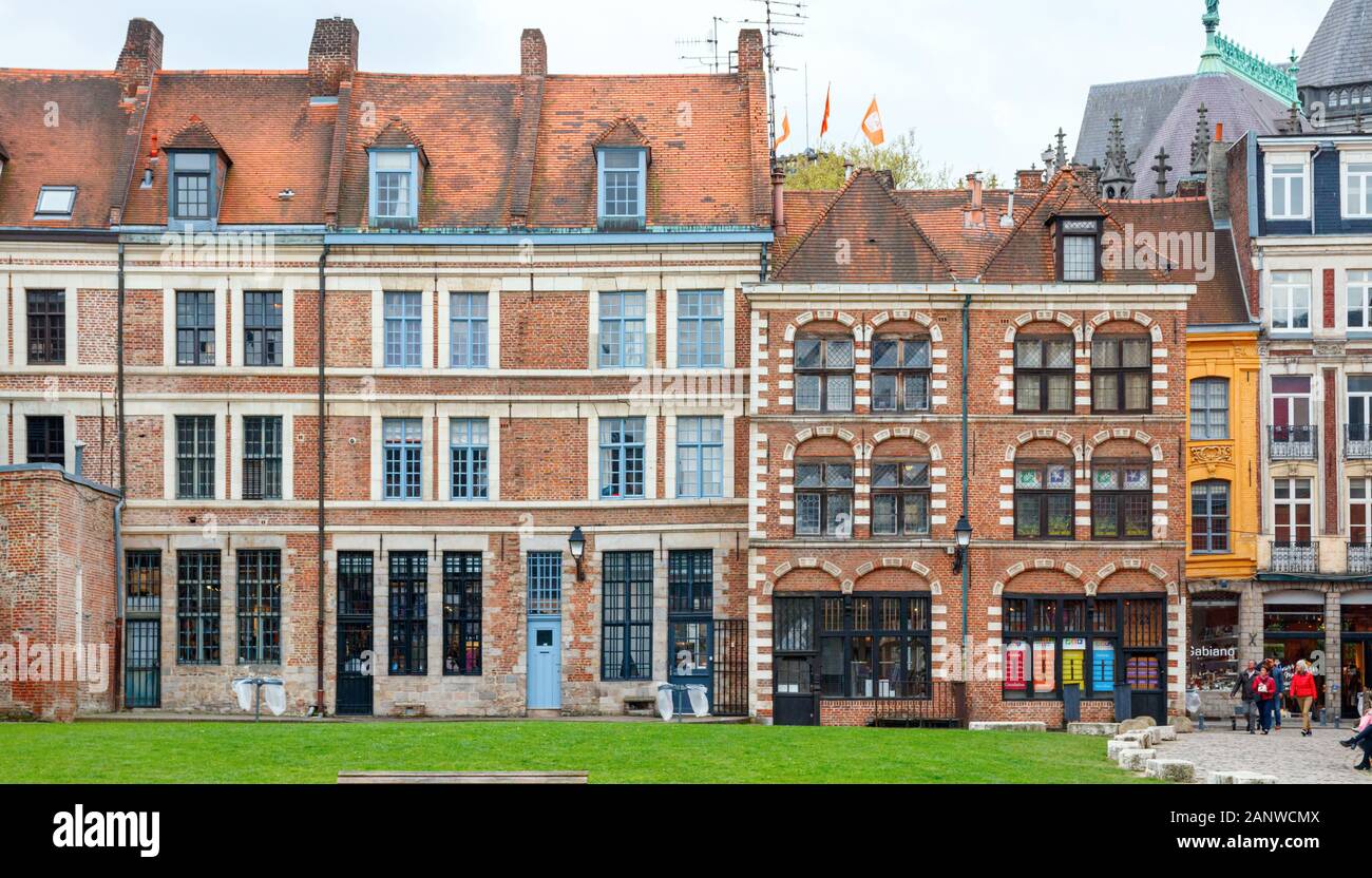 Mittelalterhäuser am Louise de Bettignies Platz, Teil von Vieux-Lille, einem Viertel im historischen Stadtzentrum von Lille. Flanders, Frankreich. Stockfoto