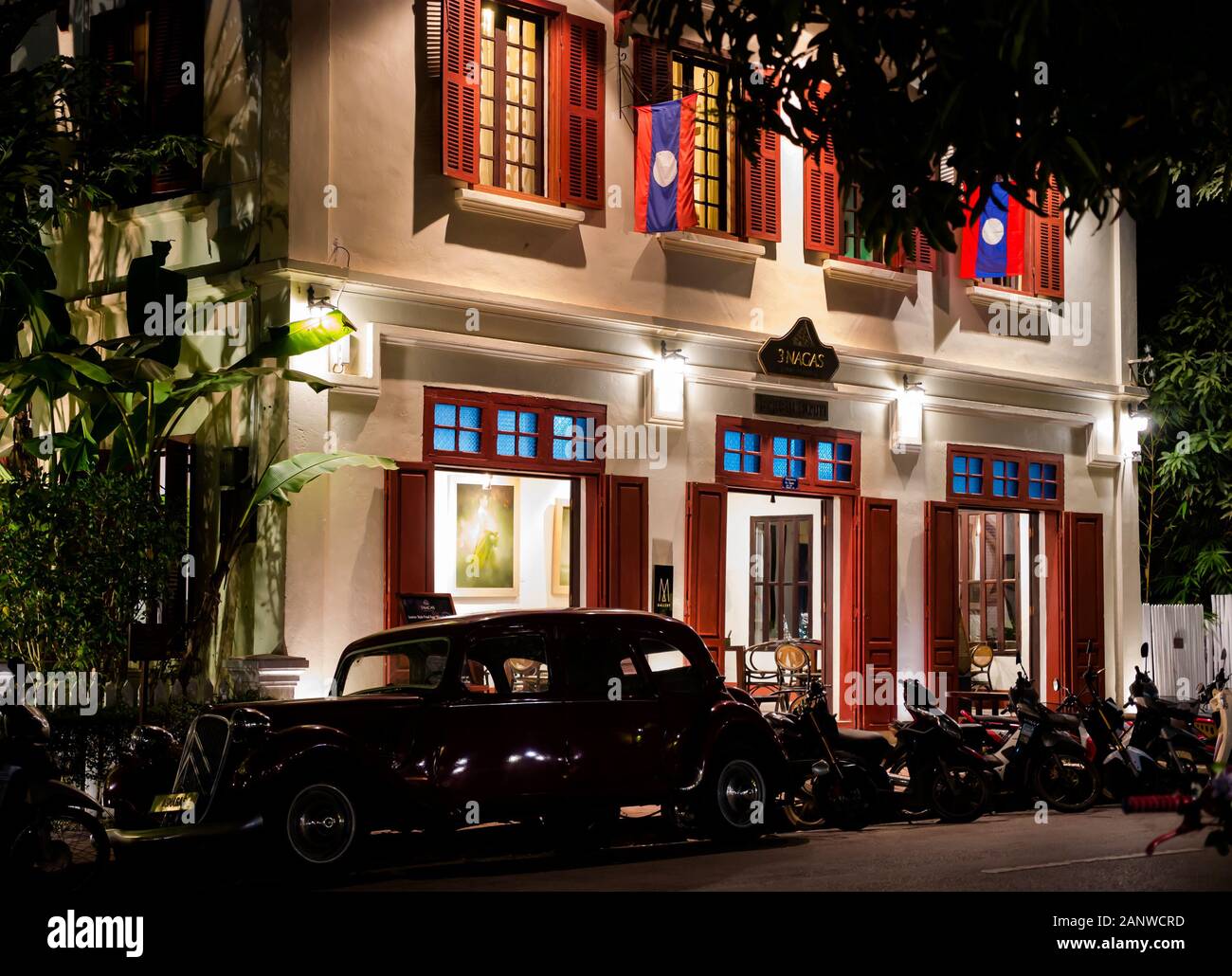 Vintage luxus Citroen Auto, 3 Nagas Hotel, Sakkaline Straße bei Nacht, Luang Prabang, Laos, Südostasien Stockfoto