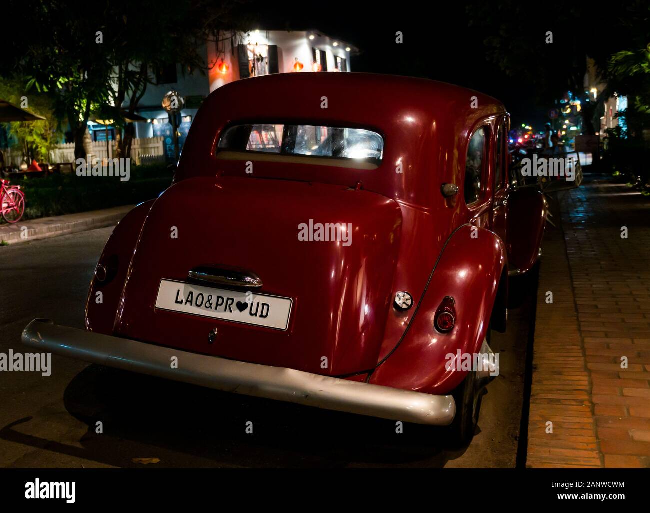 Vintage luxus Citroen Auto mit Lao & Stolz License Plate, Sakkaline Straße bei Nacht, Luang Prabang, Laos, Südostasien Stockfoto