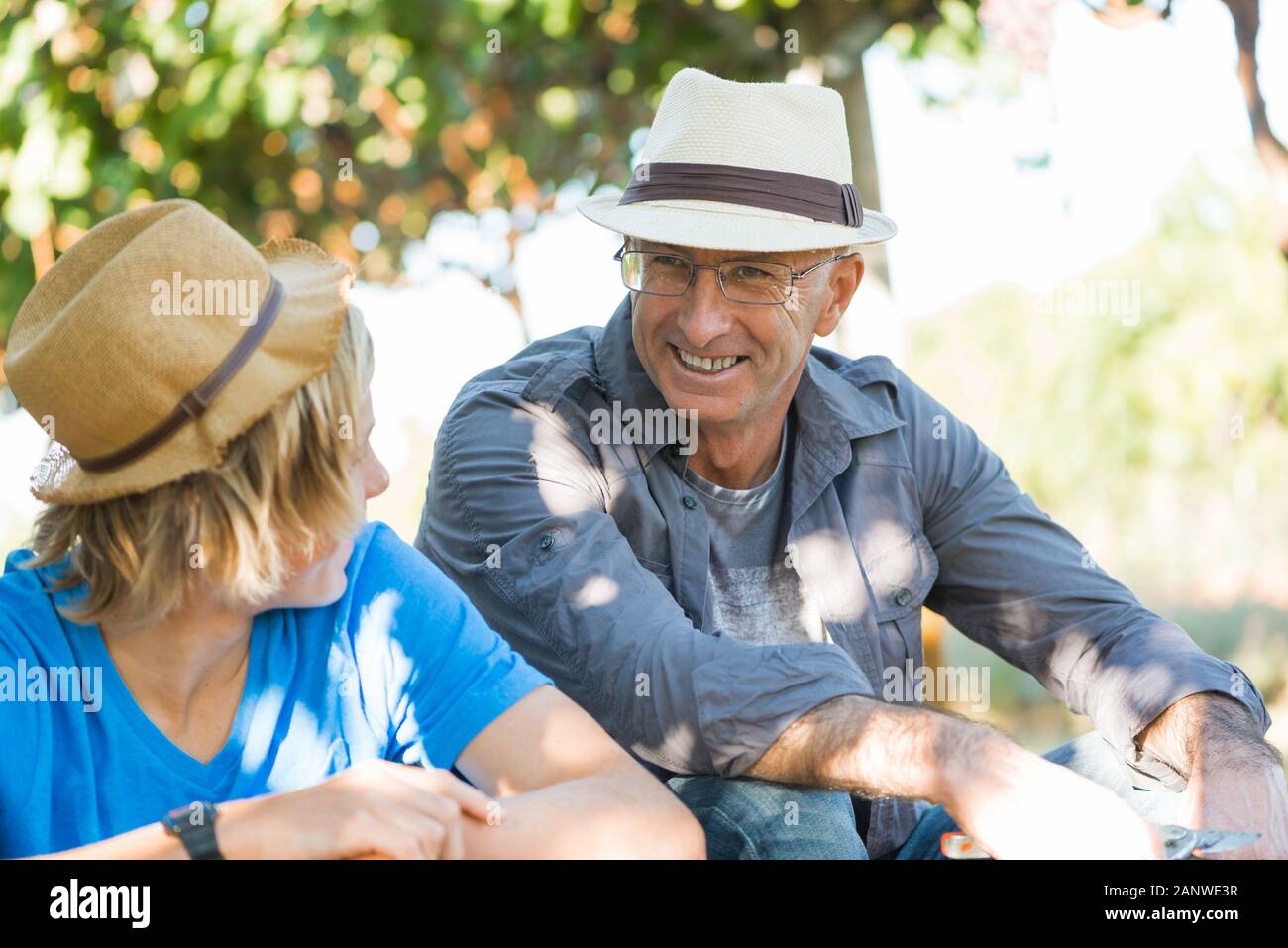 Ältere Menschen teilen ihre Erfahrung mit Guy Stockfoto