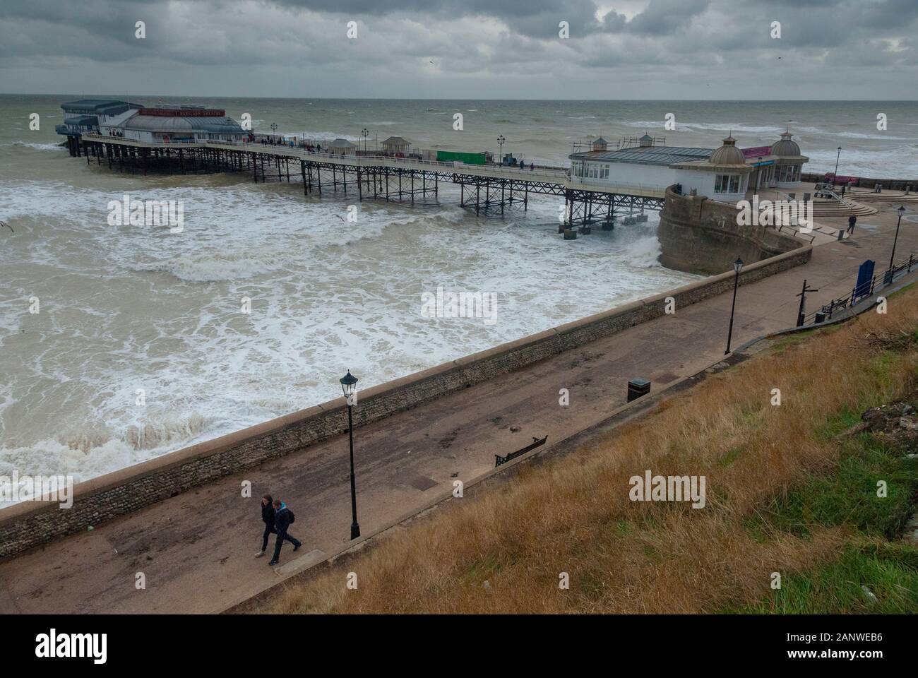 CROMER, Großbritannien - 13 Okt 2013 - Stürmische runde Cromer Pier in Cromer Norfolk England England Stockfoto