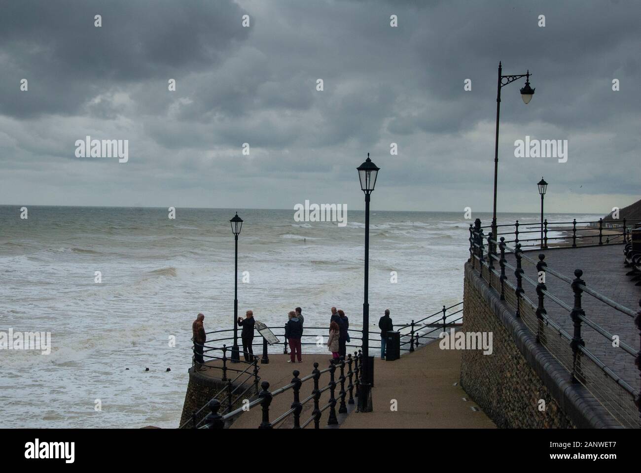 CROMER, Großbritannien - 13 Okt 2013 - Stürmische runde Cromer Pier in Cromer Norfolk England England Stockfoto