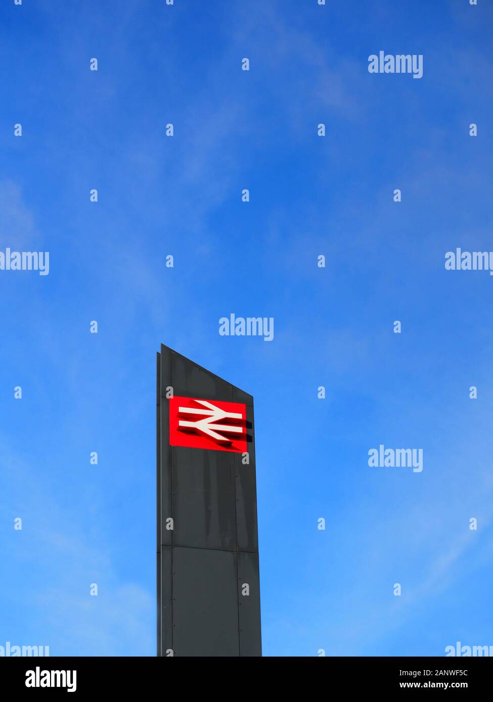 Schild mit Doppelpfeil-Logo, Northampton, Großbritannien Stockfoto