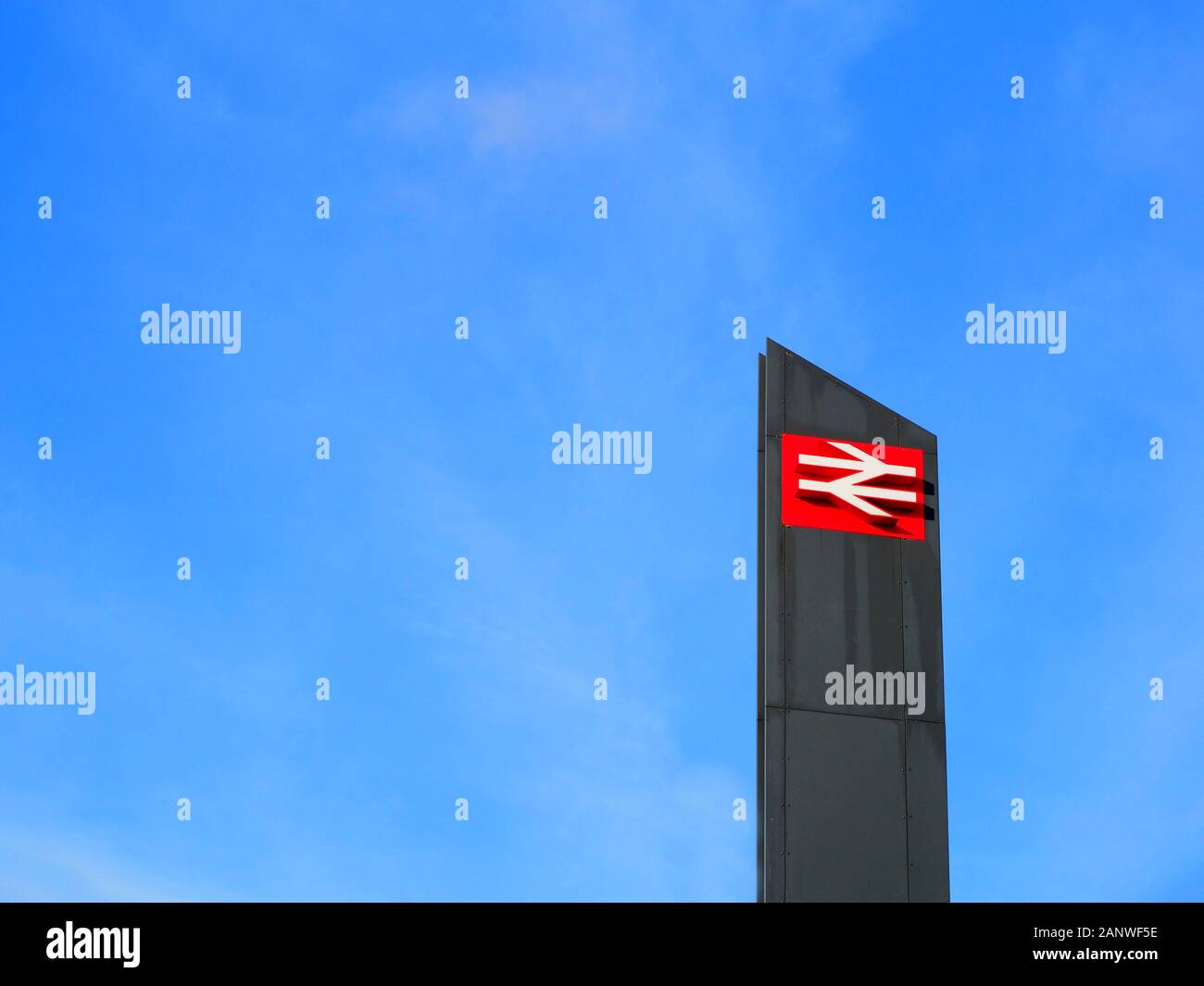 Schild mit Doppelpfeil-Logo, Northampton, Großbritannien Stockfoto