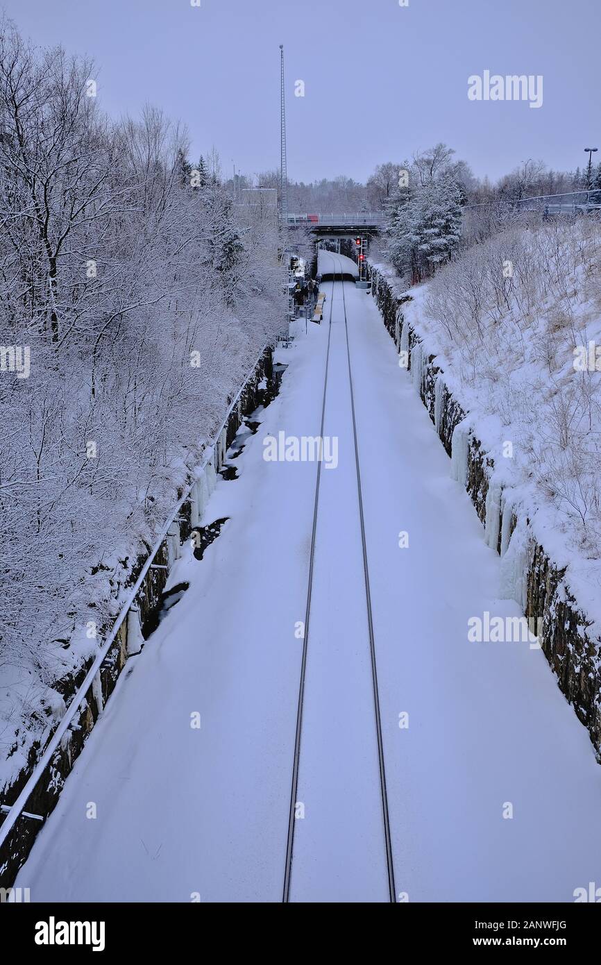 Die Stadtbahn der Trillium Line blickt nach Süden zum Bahnhof Carling. Sehr verschneite Bedingungen. Ottawa, Ontario, Kanada. Stockfoto