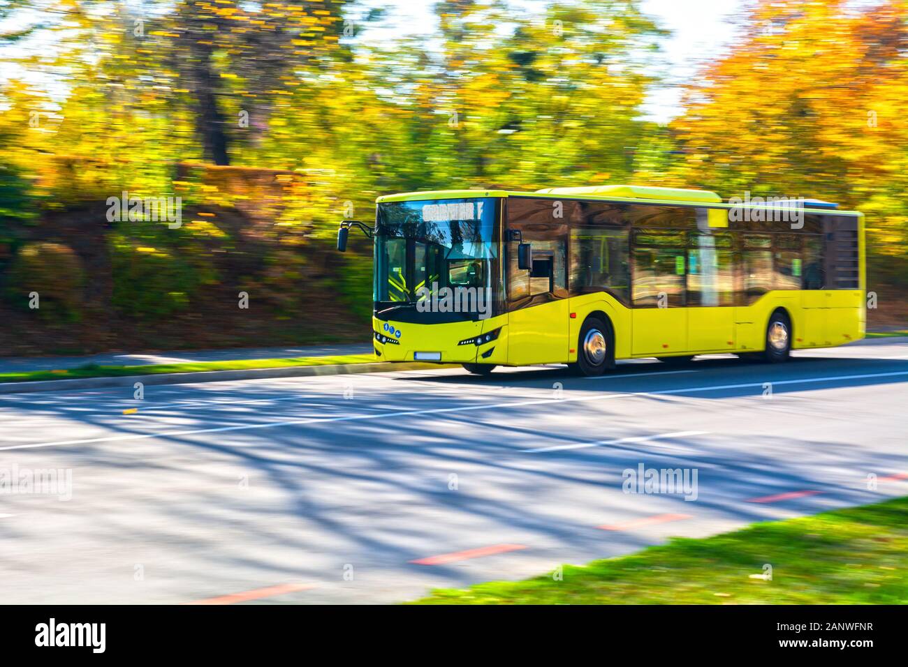 Bus mit öffentlichen Verkehrsmitteln, gelb, Schnellfahrfahrt auf großer Straße, Schwenkeffekt Stockfoto