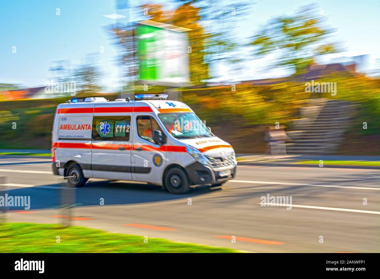 Notaufnahme im Rettungswagen in Rumänien, Schwenkeffekt Stockfoto