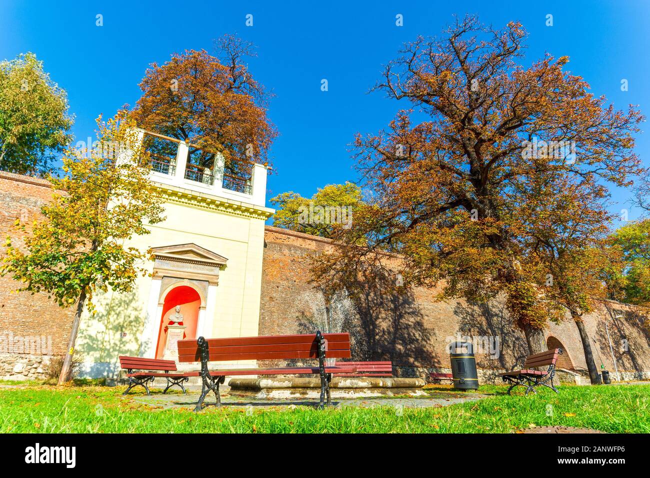 Sibiu, Siebenbürgen, Rumänien, Stadtmauerbefestigung, Park mit Springbrunnen im Herbst Stockfoto