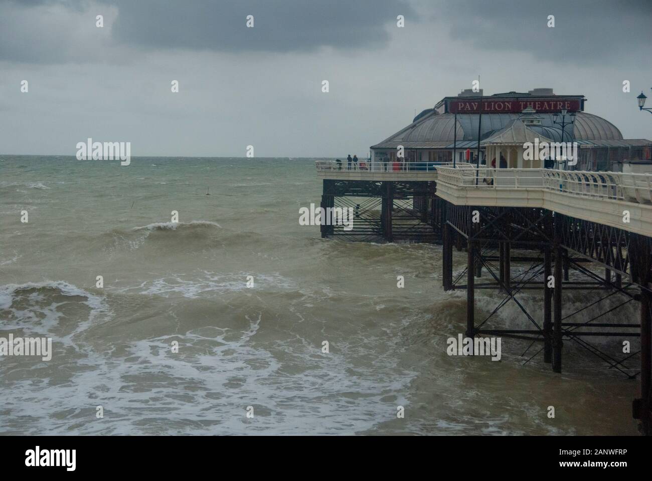 CROMER, Großbritannien - 13 Okt 2013 - Stürmische runde Cromer Pier in Cromer Norfolk England England Stockfoto