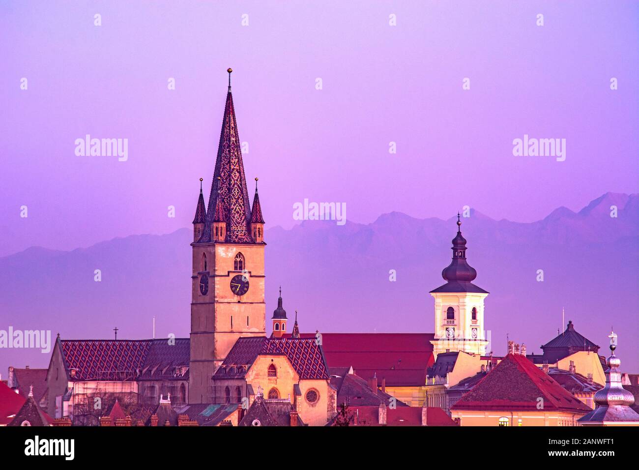 Sibiu, Siebenbürgen, Rumänien, Stadtbild Kirchtürme (Evangelischer Dom und katholische Kirche) mit Karpaten im Hintergrund Stockfoto
