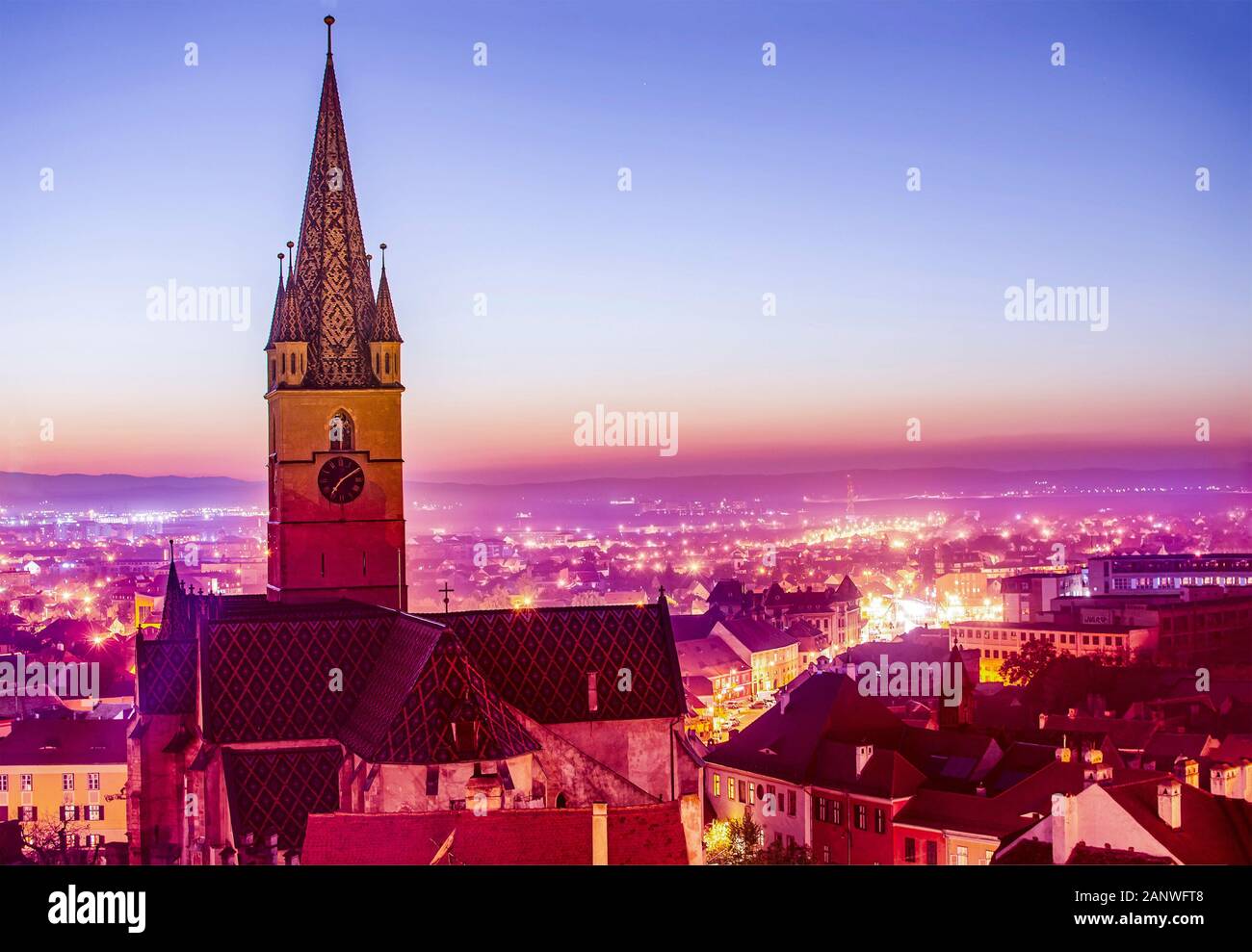 Sibiu, Siebenbürgen, Rumänien, Stadtbild und die gothische lutherische Kathedrale aus dem 19. Jahrhundert in der Abenddämmerung Stockfoto