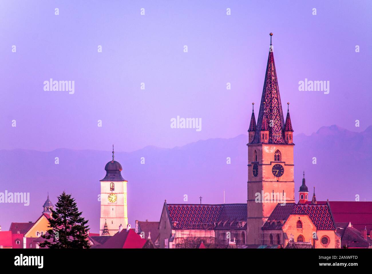 Sibiu, Siebenbürgen, Rumänien, Stadtbild Kirchtürme (Evangelischer Dom- und Ratsturm) mit Karpaten im Hintergrund Stockfoto