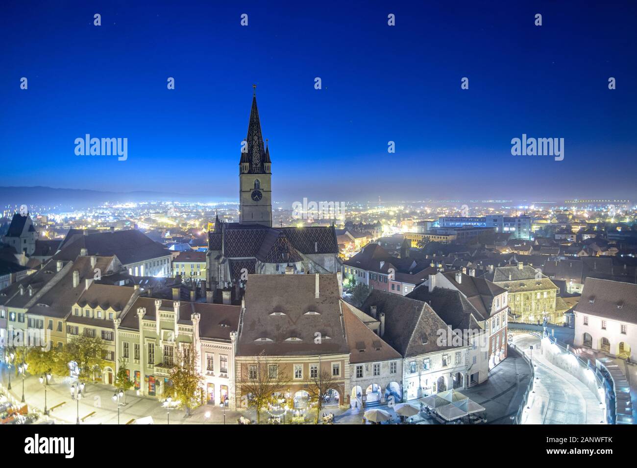 Sibiu, Siebenbürgen, Rumänien, Stadtbild, kleiner (Kleiner) Platz und gotisch-lutherische Kathedrale aus dem 19. Jahrhundert in der Abenddämmerung Stockfoto