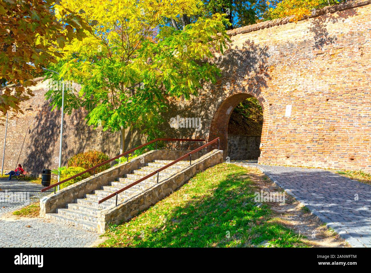 Sibiu, Siebenbürgen, Rumänien, Stadtmauerbefestigung, Park mit Treppe im Herbst Stockfoto