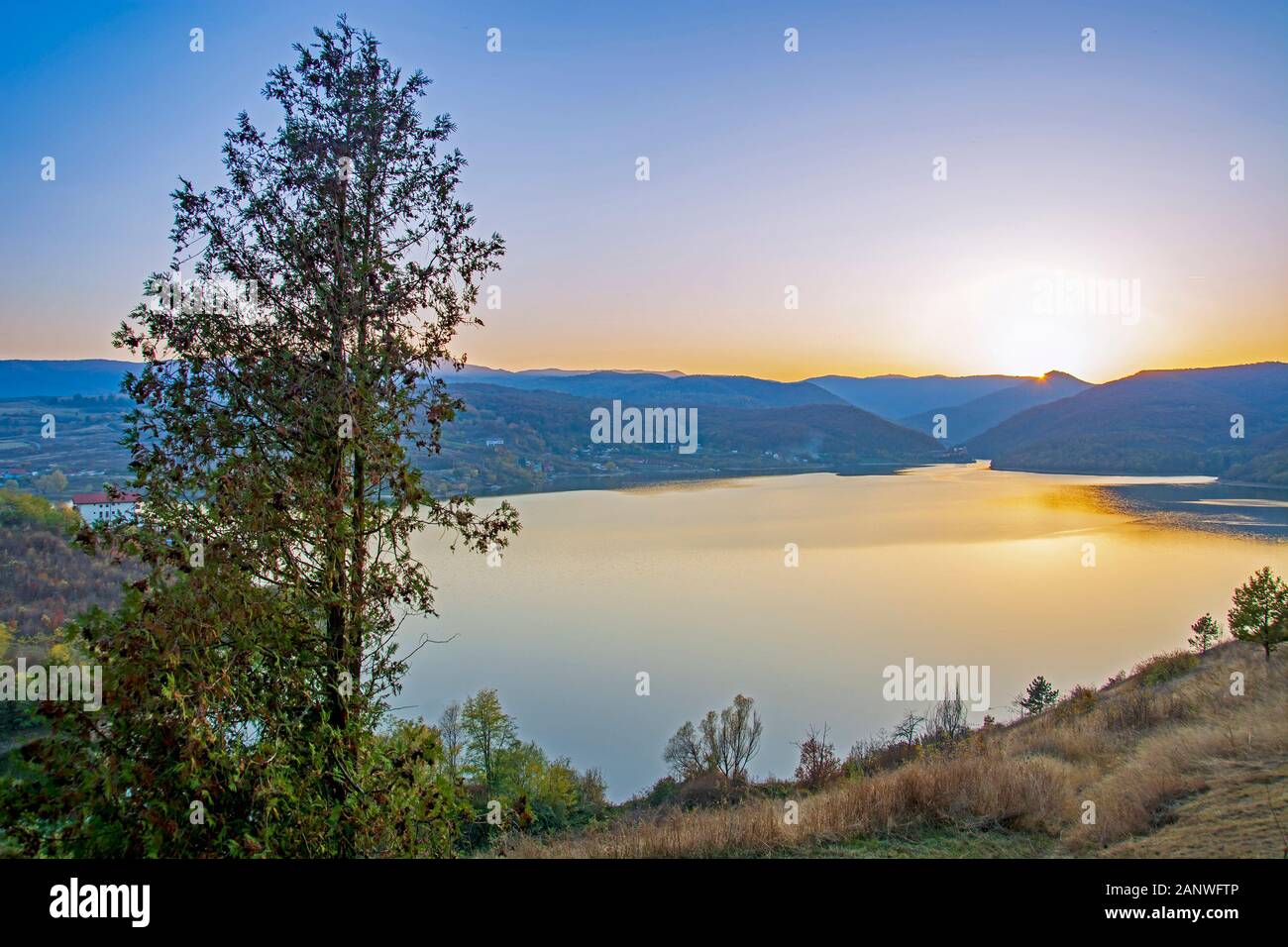 Cincis See, Kreis Hunedoara, Siebenbürgen, Rumänien in der Dämmerung Stockfoto