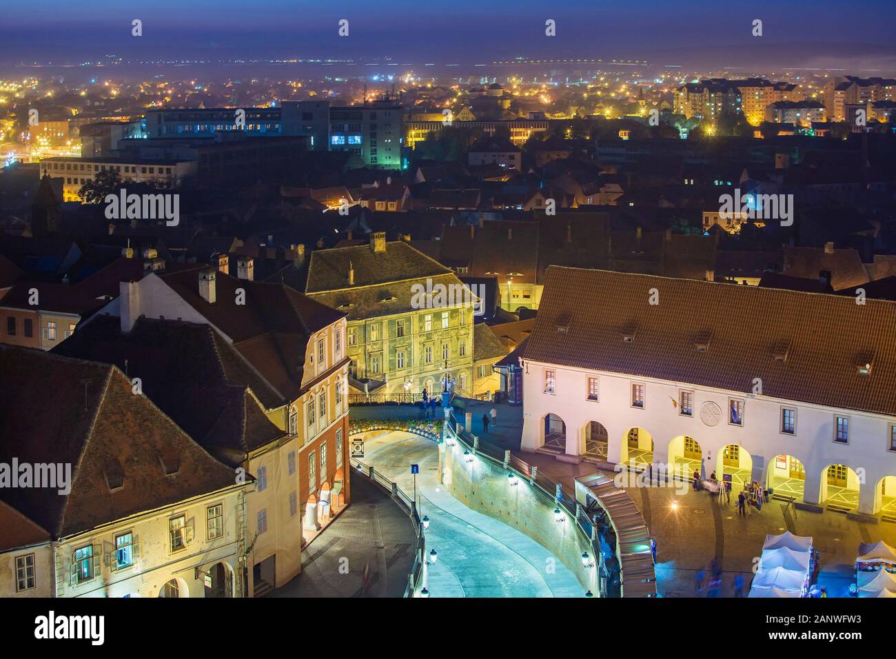 Sibiu; Siebenbürgen, Rumänien - Kleiner (kleiner) Platz und Liar-Brücke in der Abenddämmerung Stockfoto