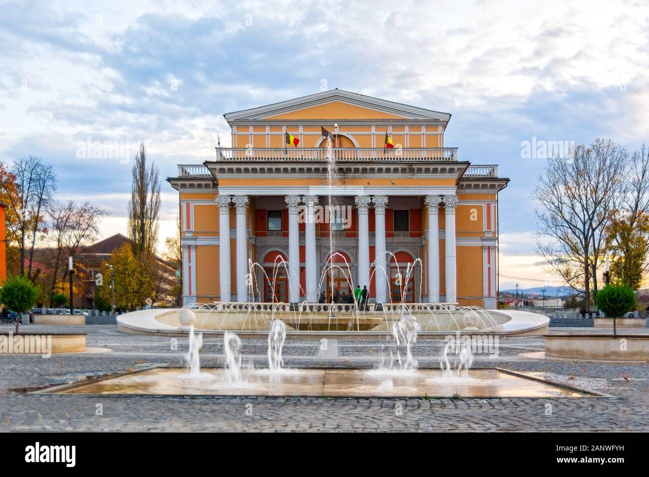 Hunedoara Innenstadt Wahrzeichen, Brunnen und Haus der Kultur, Siebenbürgen, Rumänien Stockfoto