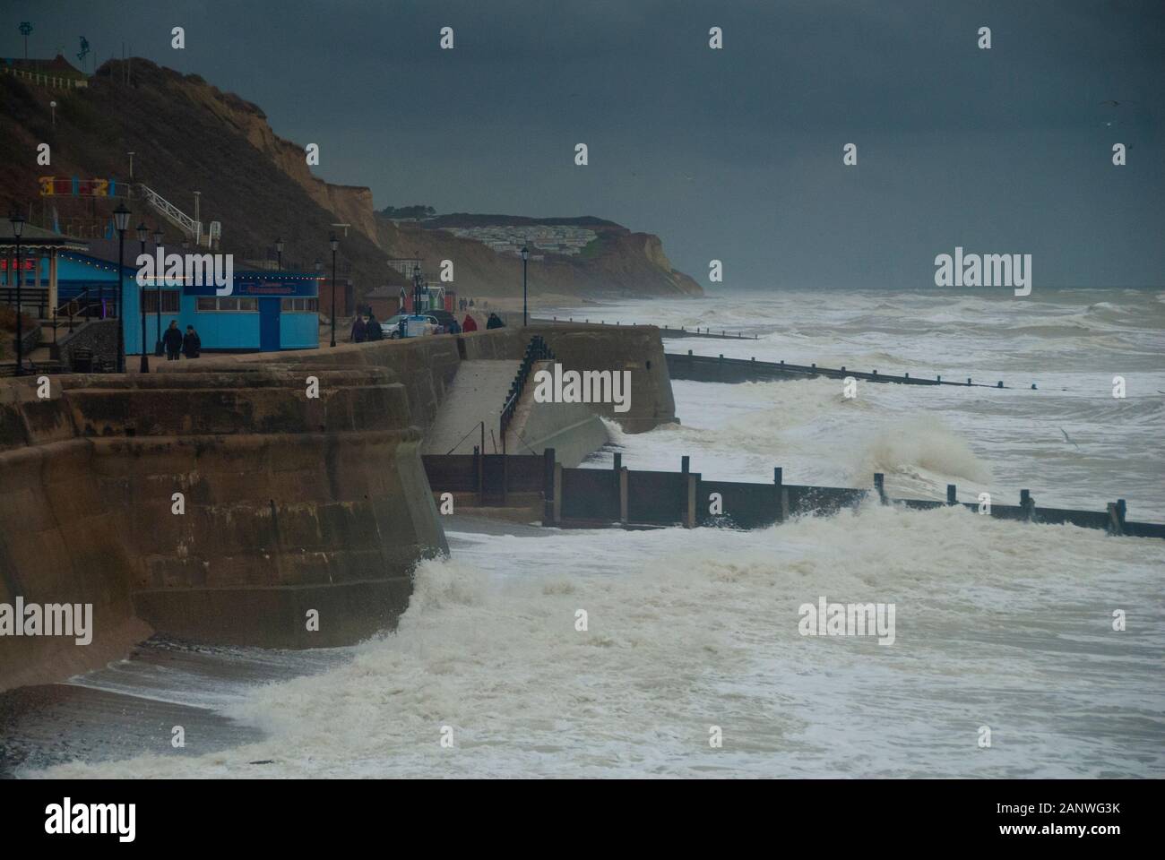CROMER, Großbritannien - 13 Okt 2013 - Stürmisches Wetter und Seegang in Cromer Norfolk England England Stockfoto