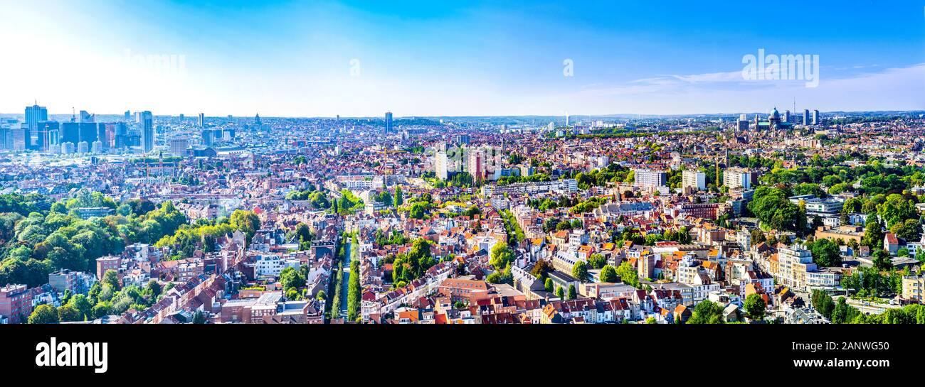 Burssels Stadtbild, großes Panorama der Hauptstadt Belgiens am sonnigen Sommertag Stockfoto