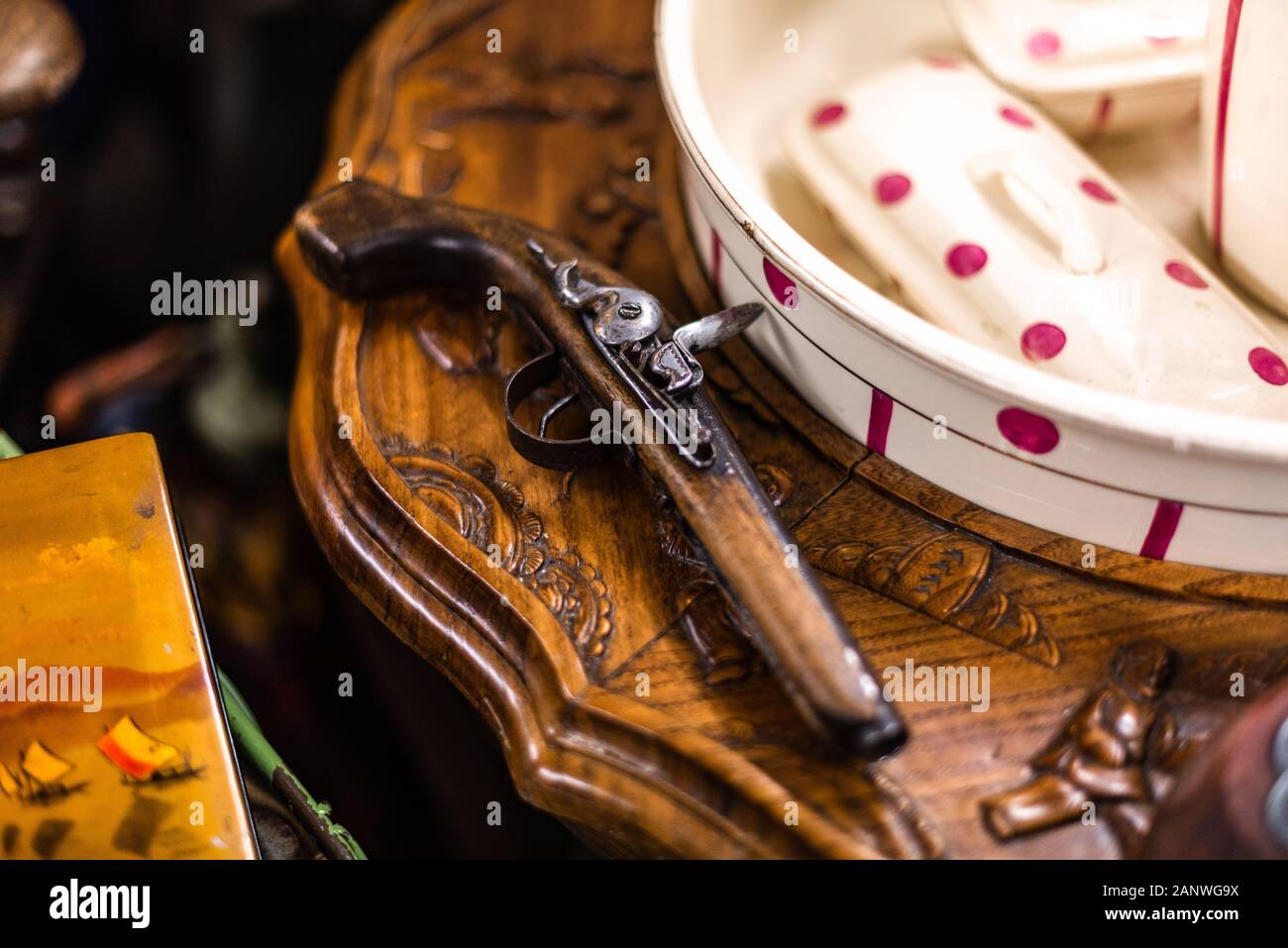 Alte Pistolen für Duell und Feuerwaffen kämpfen alte Vintage-House-Artikel Verkauf Garagenlager Container UK manchester london Raum für Textwerbung Stockfoto