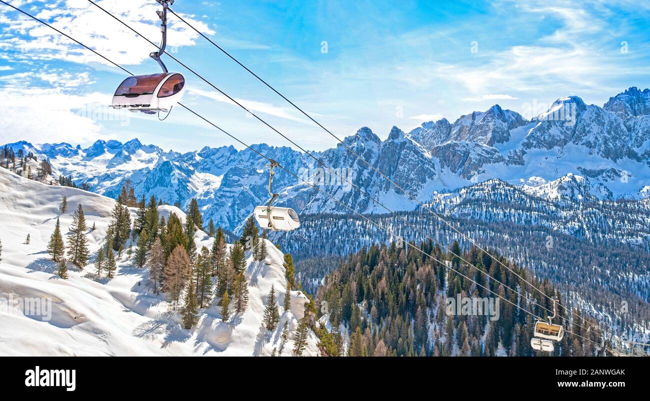 Winterlandschaft in den Bergen im Skigebiet Cortina D'Ampezzo, Italien, Gebiet Monte Castello, Sesselbahn Stockfoto