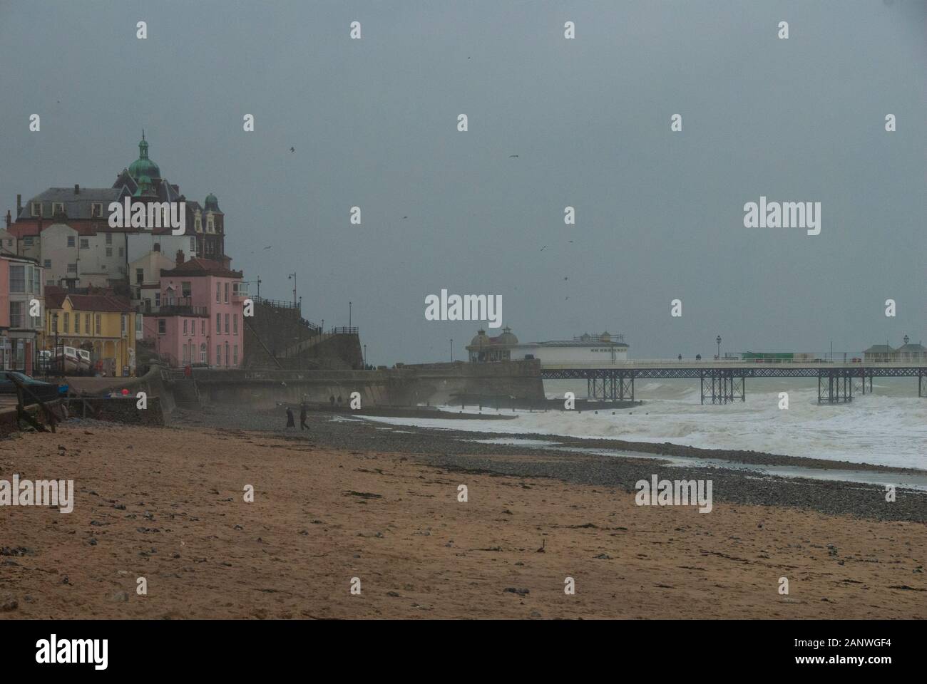 CROMER, Großbritannien - 13 Okt 2013 - Stürmische runde Cromer Pier in Cromer Norfolk England England Stockfoto