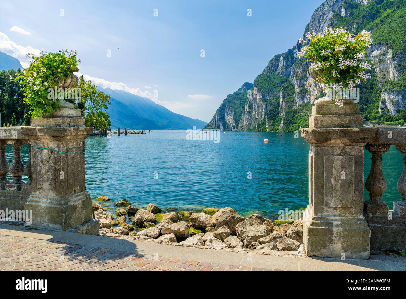 Riva del Garda, Trentino, Italien, am Gardasee, Blumen schmücken die Promenade Stockfoto