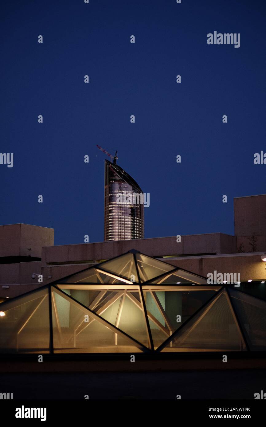 Eine beleuchtete Glaspyramide in der Nacht. Detail eines Elements der Queensland Art Gallery, Robin Gibson entworfenes Queensland Cultural Center Stockfoto