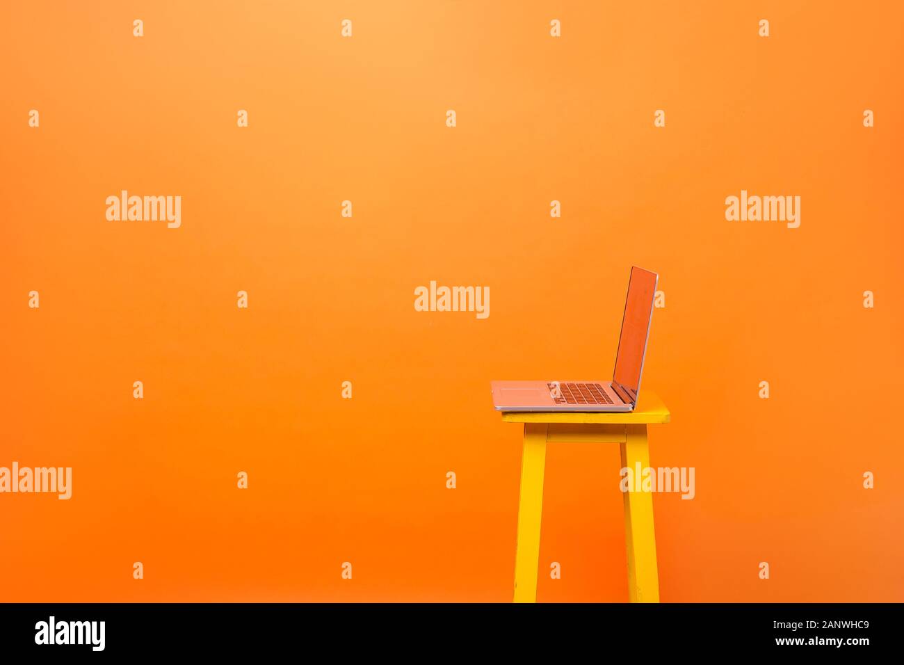 Seitenansicht des Laptop auf dem Stuhl und leere Raum auf der linken Seite für Werbung, drahtlose Verbindung, kostenloses WLAN, freiberufliche Arbeit und oder Geschäft in in Stockfoto