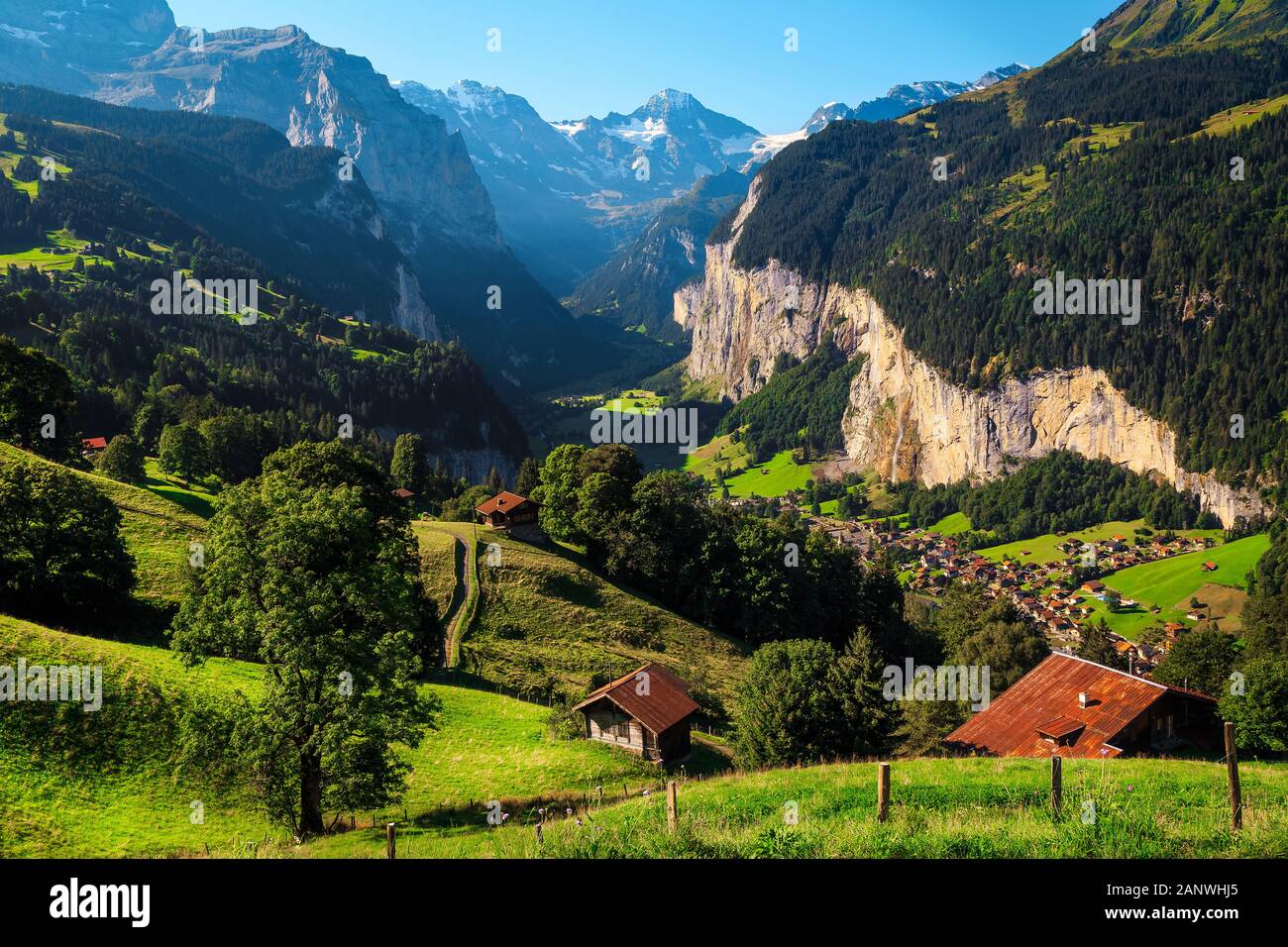 Atemberaubende Sommer Plätze mit Wiesen und schneebedeckte Berge. Bekannte Orte in der Nähe von touristischen Ferienort Wengen und Lauterbrunnen Dorf im tiefen Va Stockfoto