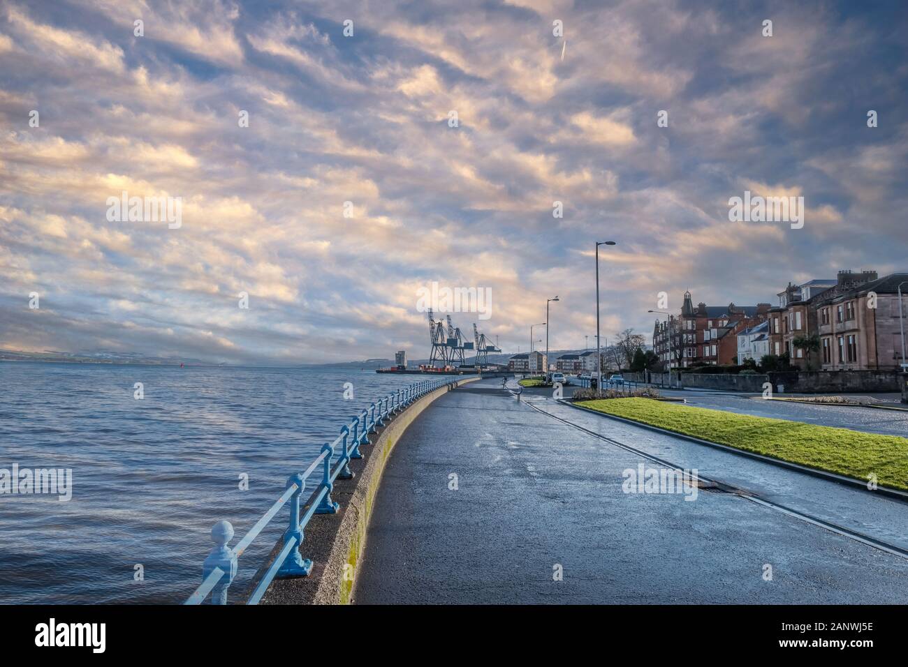 Auf der Suche nach Osten auf der Espalnade in Greenock, vorbei am Container Terminal Kräne an der Westküste von Schottland auf den River Clyde. Stockfoto