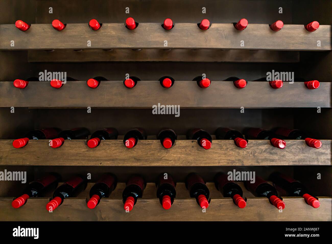 Linien der Weinflaschen mit einem roten Siegel, gespeichert auf einem  hölzernen Gestell, Weinproben Weine, Weinproben Weine und Shop Weingut  Hintergrund Konzept Stockfotografie - Alamy