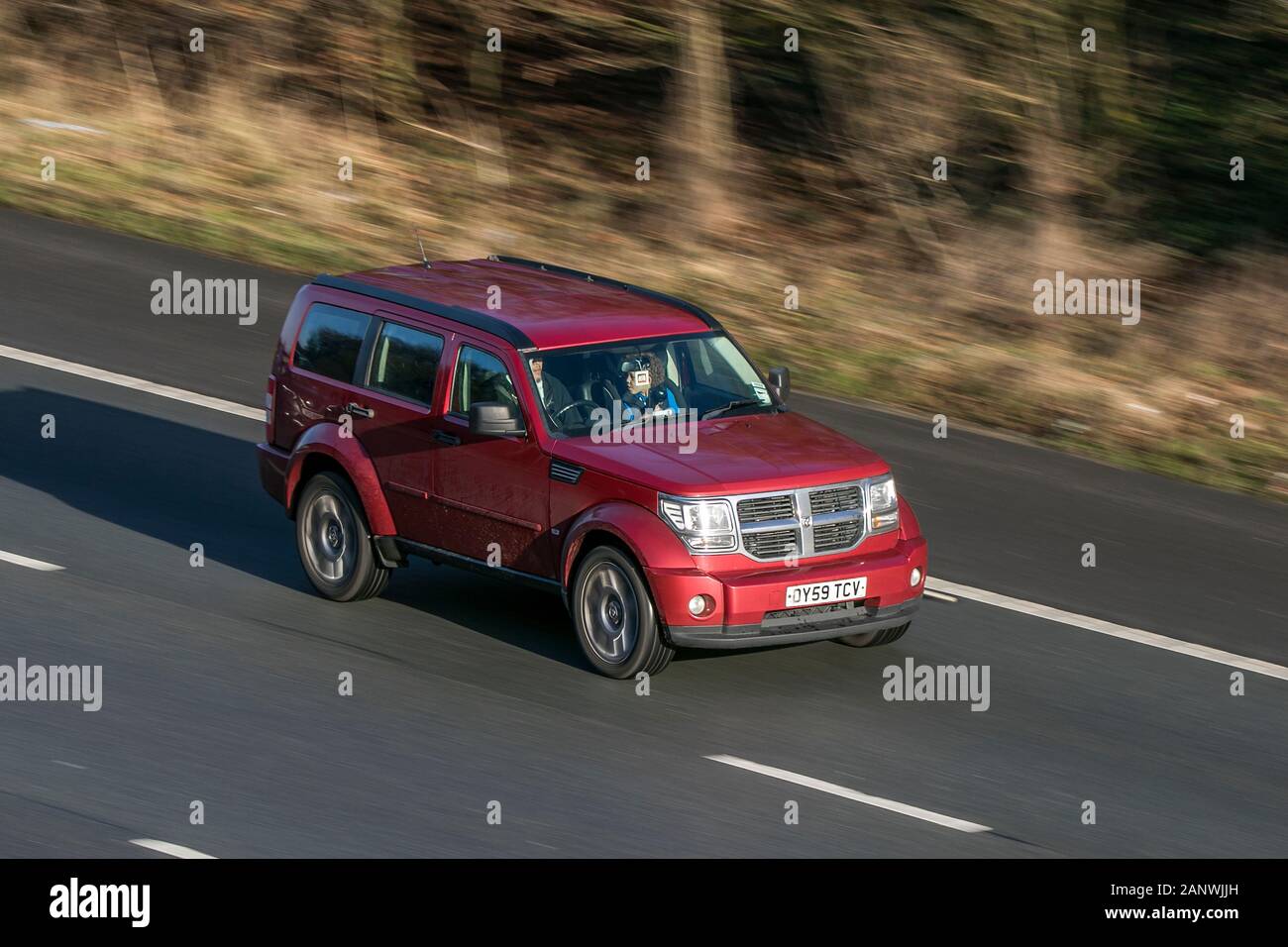 Dodge (Usa) Nitro Sxt Crd EIN roter Diesel mit Auto auf der Autobahn M6 in der Nähe von Preston in Lancashire, Großbritannien Stockfoto