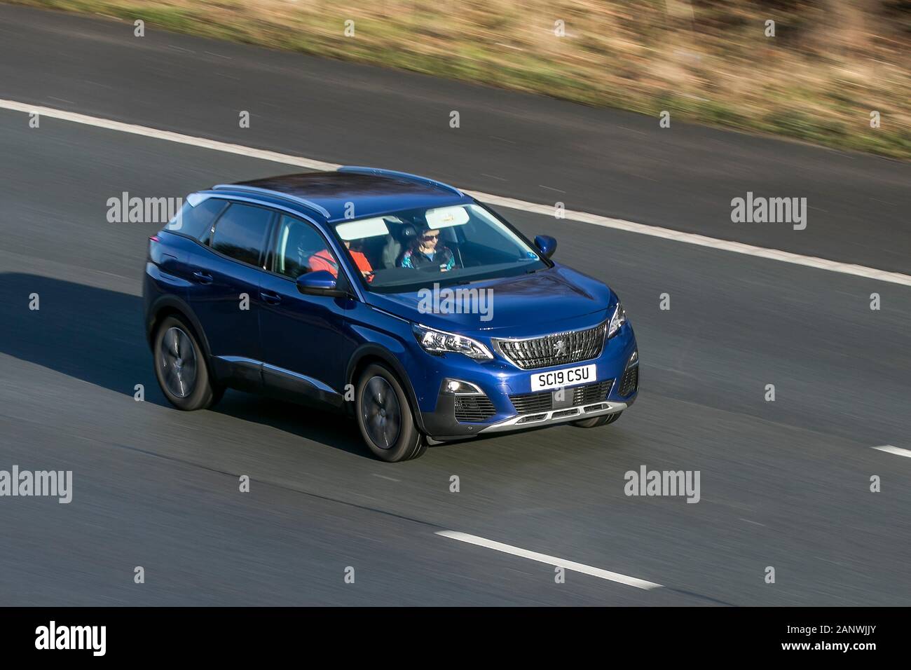 2019 Peugeot 3008 Allure Puretech S/S Auto Blue Petrol Fahren auf der Autobahn M6 in der Nähe von Preston in Lancashire, Großbritannien Stockfoto