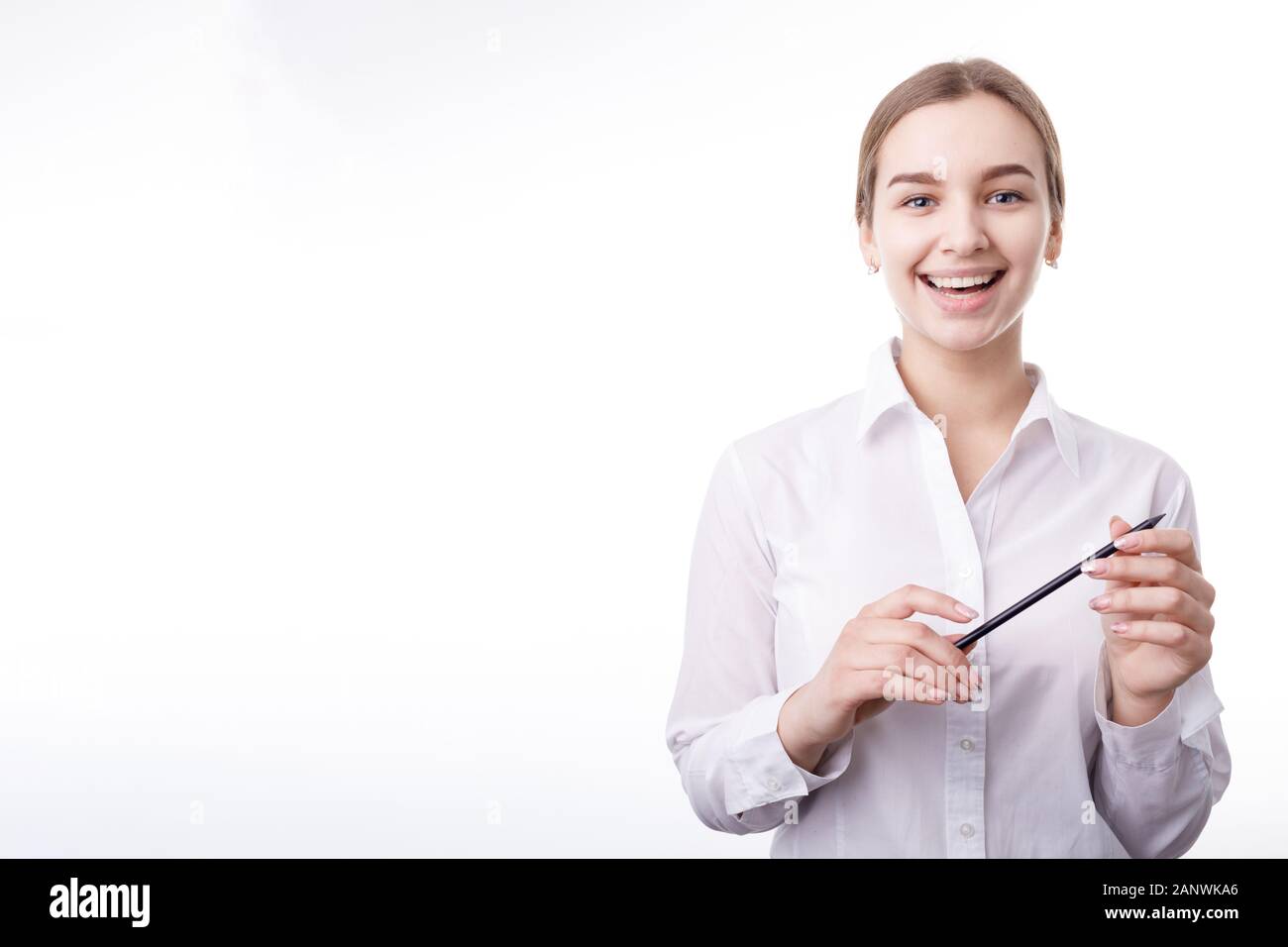Lächelnde Junge weibliche Angestellte posiert mit einem Bleistift Stockfoto