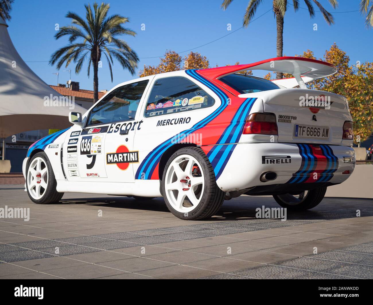 MONTMELO, SPANIEN - November 30, 2019: 1993 Ford Escort RS Cosworth, Hinten, zeigt 'Whale Tail' Flügel, in den Farben der Martini Racing Stockfoto