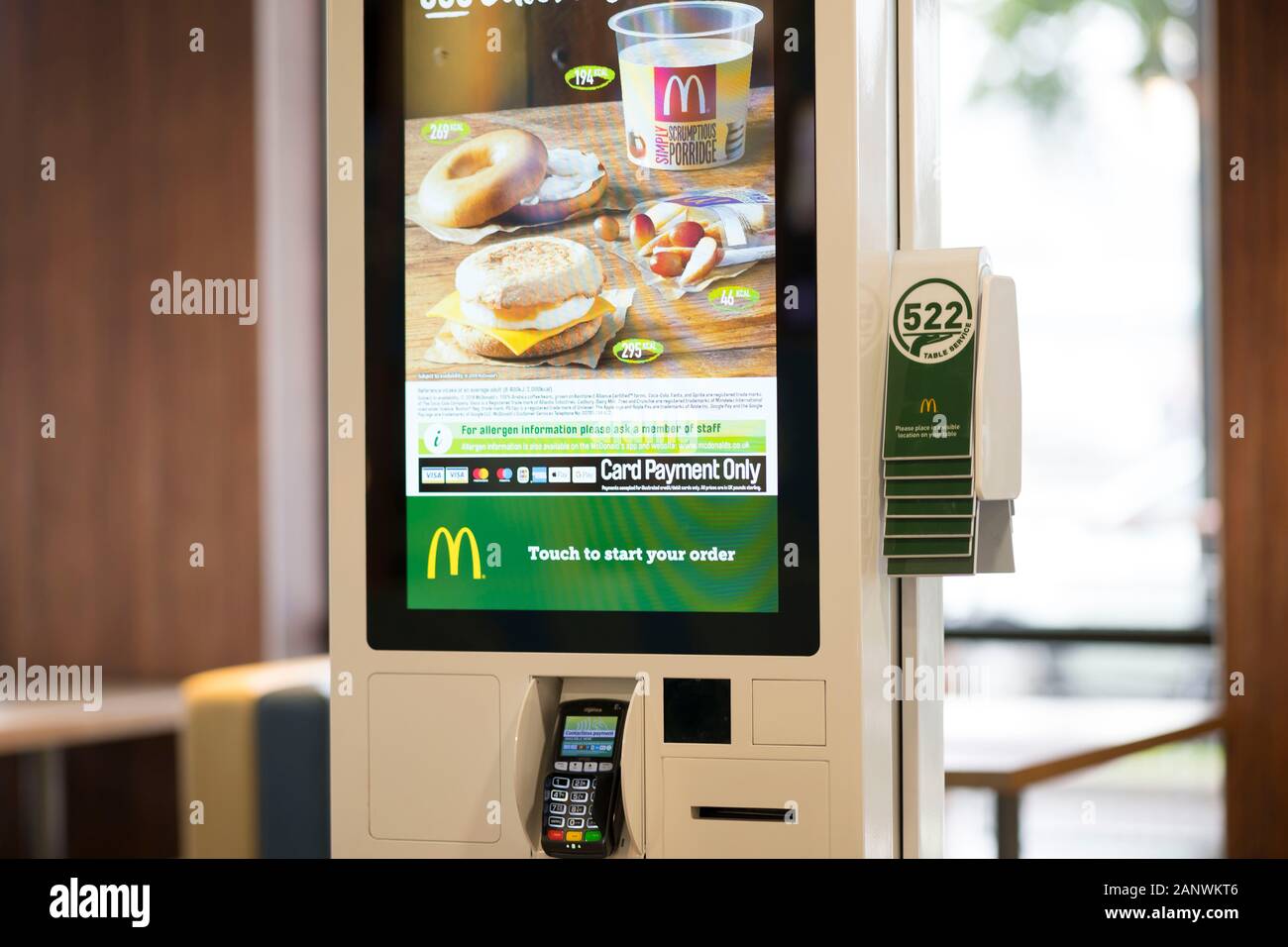 Ein McdonaldÕs self service Maschine in einem McDonaldÕs Restaurant in Großbritannien. Stockfoto