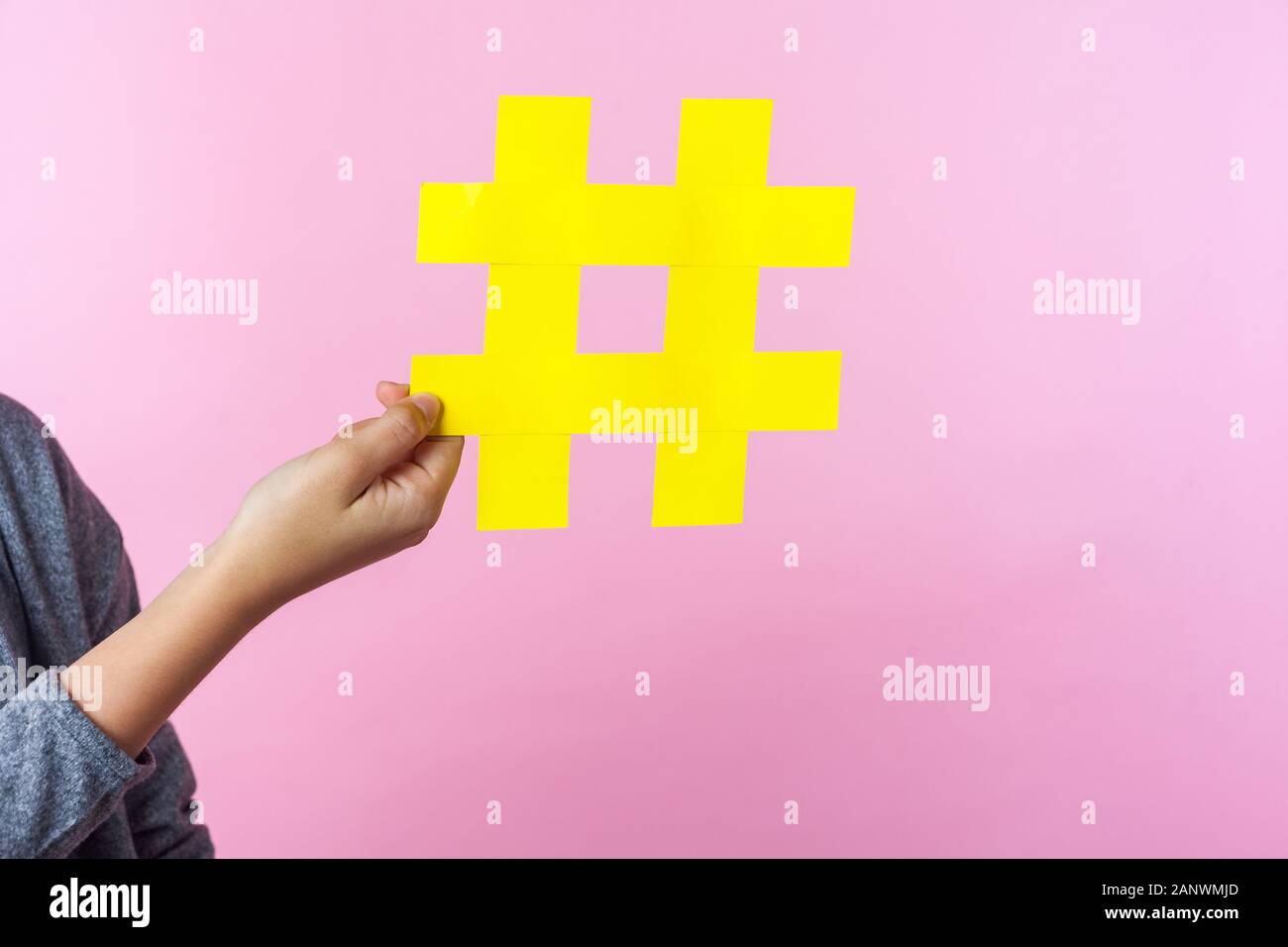 Nahaufnahme von winzigen weibliche Hand, die eine große grosse hashtag Zeichen, Raute von Promotion- und Popularität auf Internet, Social Media Marketing, blogging. ind Stockfoto