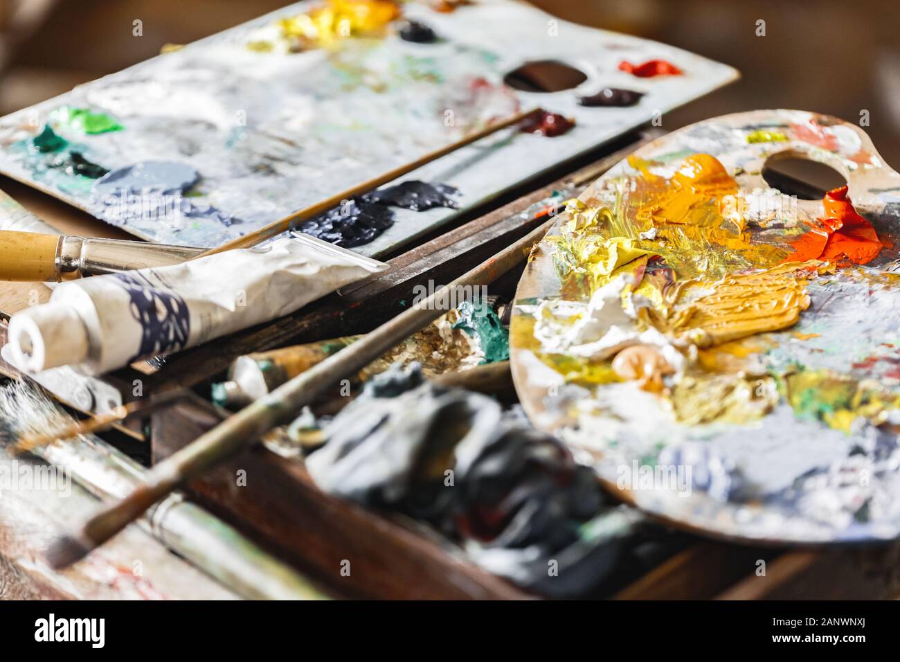 Palette mit Mix aus Farben, Pinsel und Farben close-up Stockfoto