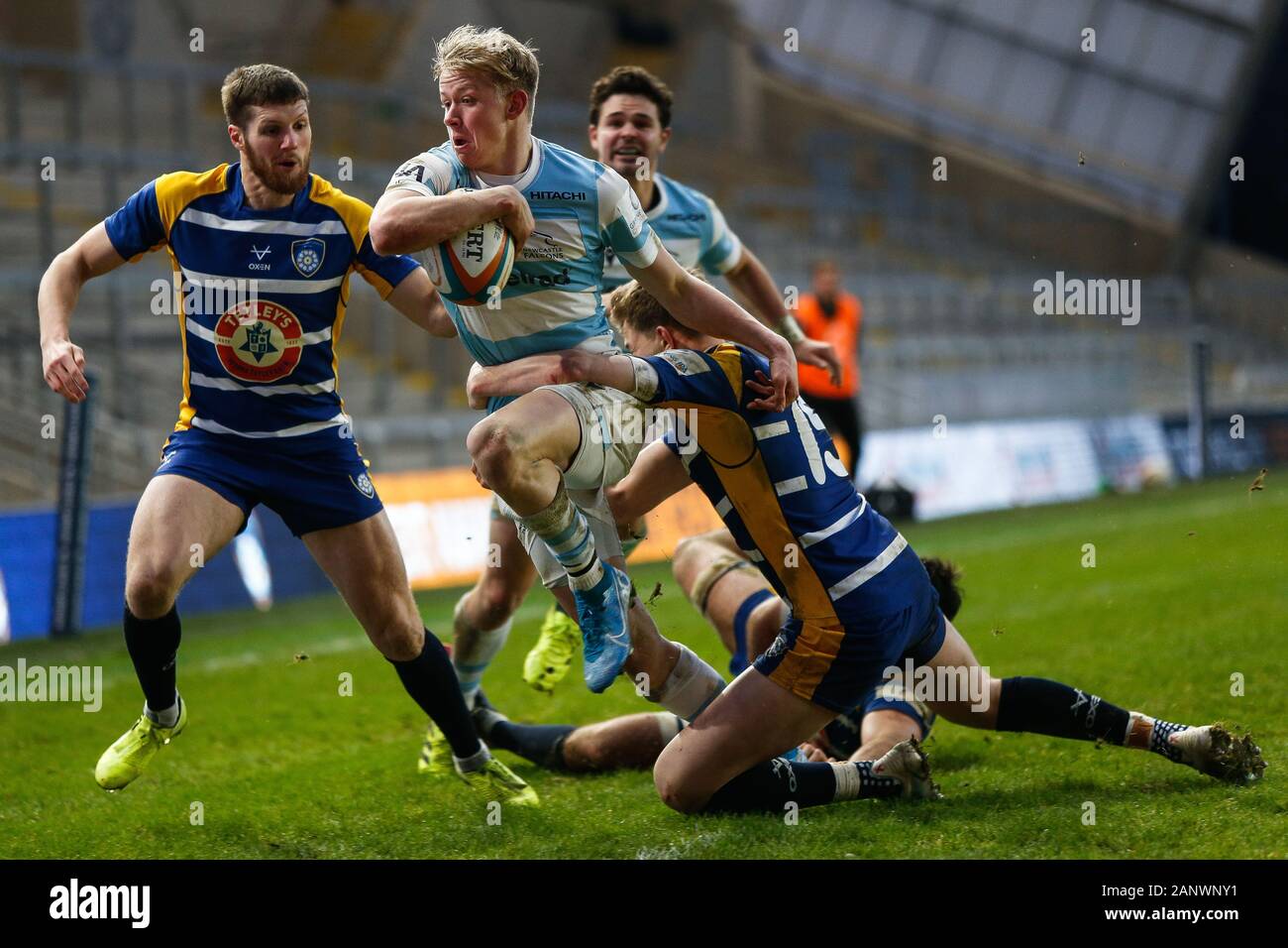 Leeds, Großbritannien. 15 Jan, 2019. LEEDS, England - 19. JANUAR Josh Hodge von Newcastle Falcons bricht durch einige Carnegie greift während der Greene King IPA Championship Match zwischen Yorkshire Carnegie und Newcastle Falcons bei Headingley Leeds Carnegie Stadion, am Sonntag, den 19. Januar 2020. (Quelle: Chris Lishman | MI Nachrichten) das Fotografieren dürfen nur für Zeitung und/oder Zeitschrift redaktionelle Zwecke verwendet werden, eine Lizenz für die gewerbliche Nutzung Kreditkarte erforderlich: MI Nachrichten & Sport/Alamy leben Nachrichten Stockfoto