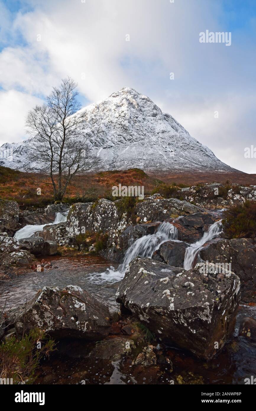 Buachaille Etive Mor im Winter mit Wasserfällen Stockfoto